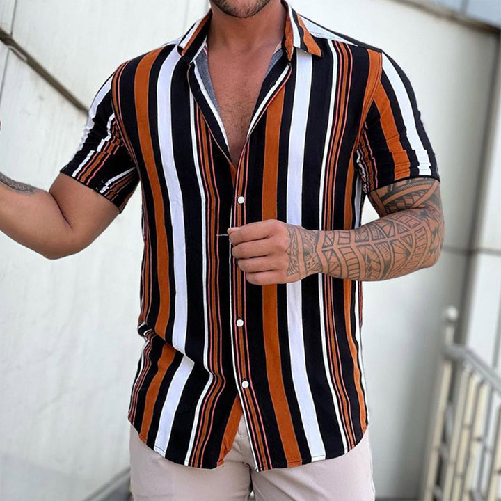 Casual gestreepte herenblouse in oranje-rood, met knoopsluiting, perfect voor zomerse dagen.