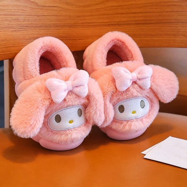 Bovenaanzicht van comfortabele Pickaguu kindersloffen, warme huisschoenen met vrolijk design.