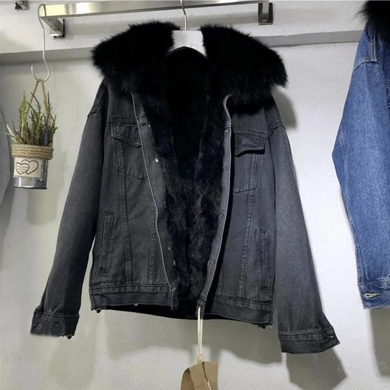 Stijlvolle zwarte DoryJacket damesjas, tijdloos denim design, ideaal voor diverse outfits en seizoenen.