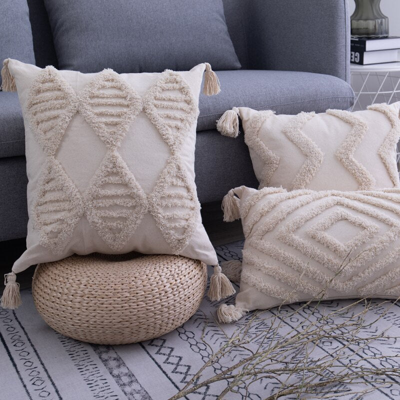 Natuurlijk katoenen boho sierkussensloop met speelse kwastjes, brengt rustieke sfeer in woondecoratie.