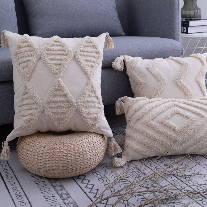Natuurlijk katoenen boho sierkussensloop met speelse kwastjes, brengt rustieke sfeer in woondecoratie.