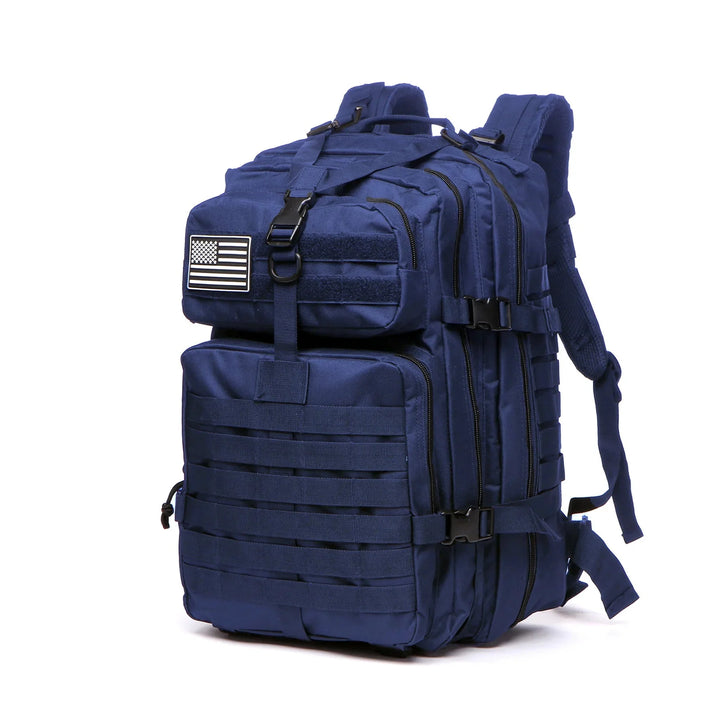 Tactische rugzak 50L gevuld met outdoor gear, klaar voor een meerdaagse kampeertrip.