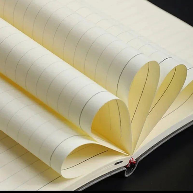 Elegant PU notitieboek (A6) met schapenvachtlook op een bureau, essentieel kantoorartikel voor productiviteit.