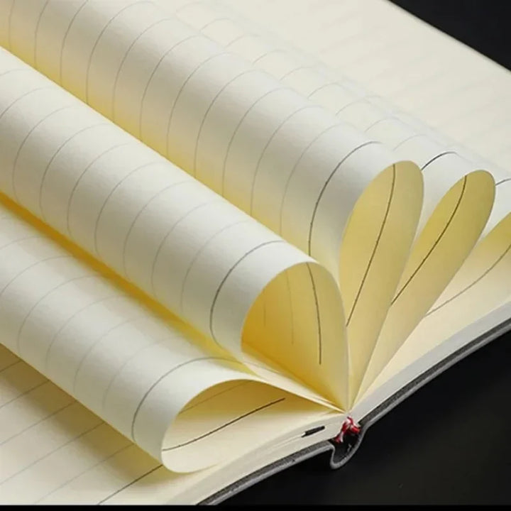 Elegant PU notitieboek (A6) met schapenvachtlook op een bureau, essentieel kantoorartikel voor productiviteit.