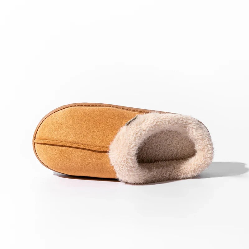Voeten in zachte, warme fluffy winterslippers met antislipzool, perfecte huispantoffels voor dames/heren.