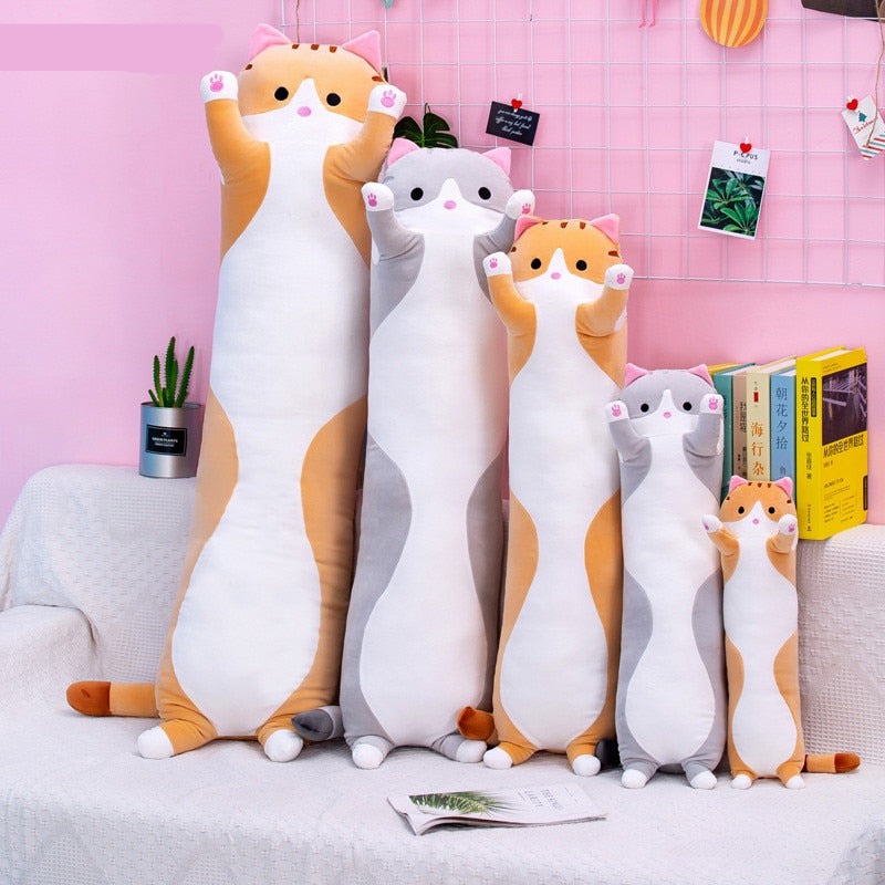 Kat geniet van zacht pluche GardenFeel™ Kitty Kussen; comfortabel lang knuffelkussen voor ontspanning.