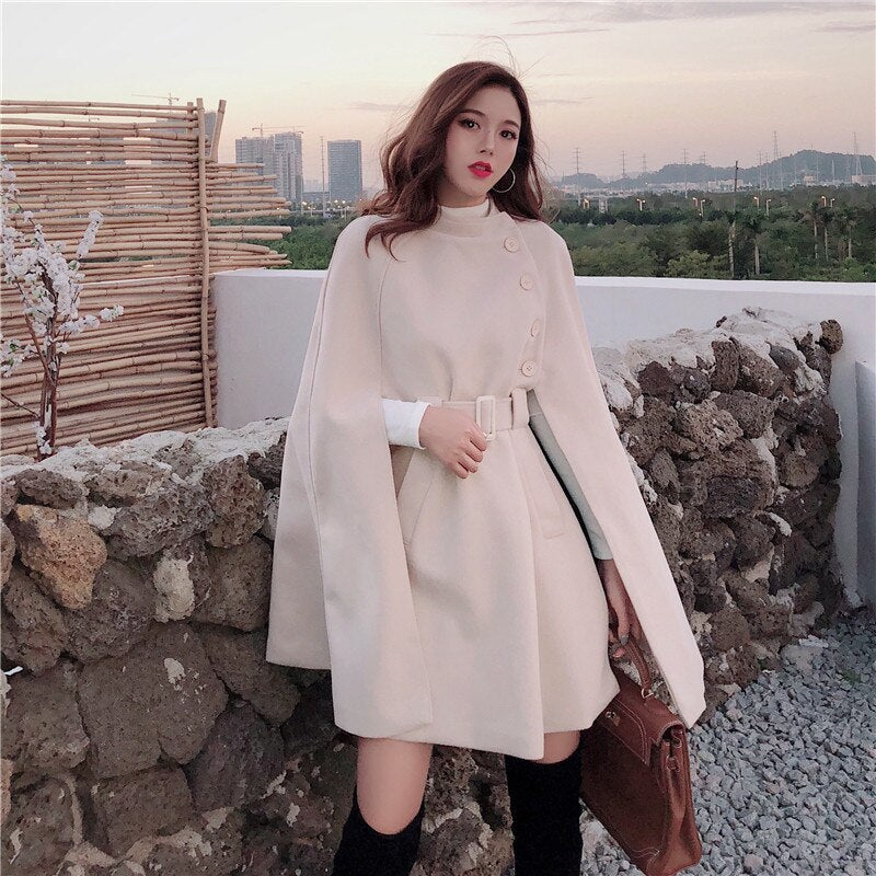 De AlishasJacket dames cape jas: een elegante en veelzijdige zwarte of kaki bovenkleding voor elke trendy outfit.