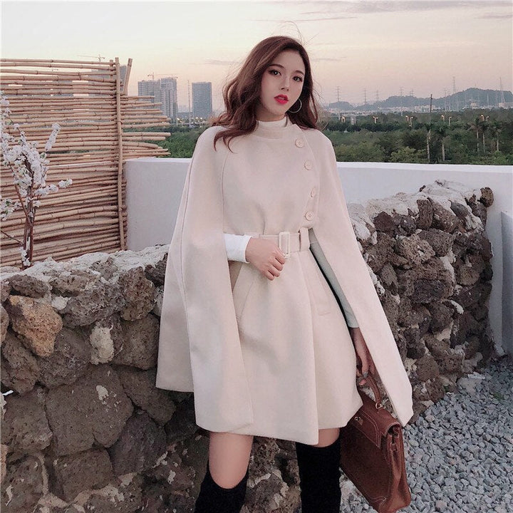 De AlishasJacket dames cape jas: een elegante en veelzijdige zwarte of kaki bovenkleding voor elke trendy outfit.