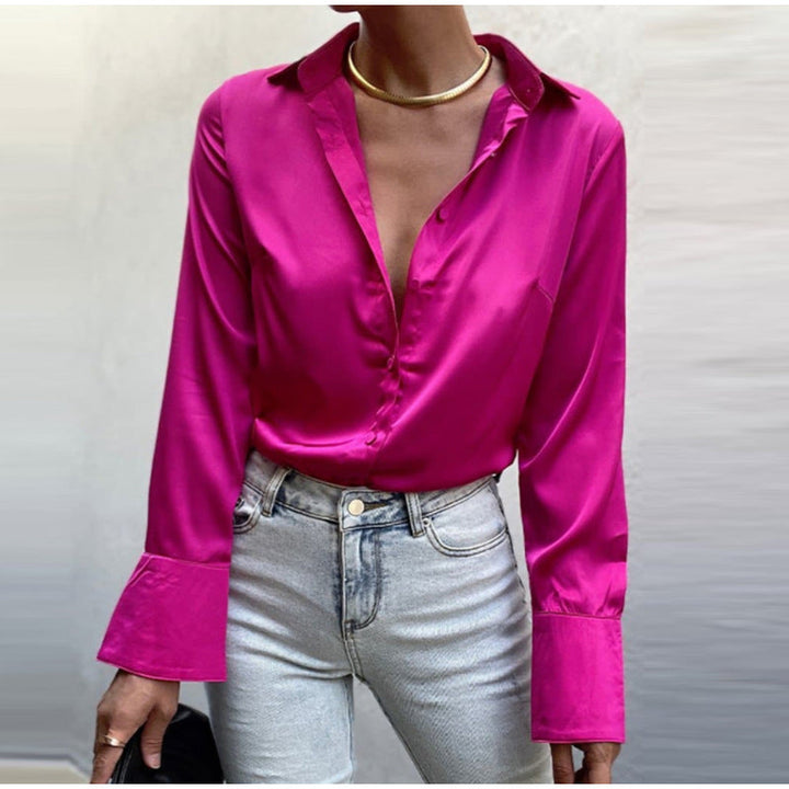 Stijlvolle damesmode: de veelzijdige Sammie Satin blouse voor elke garderobe.