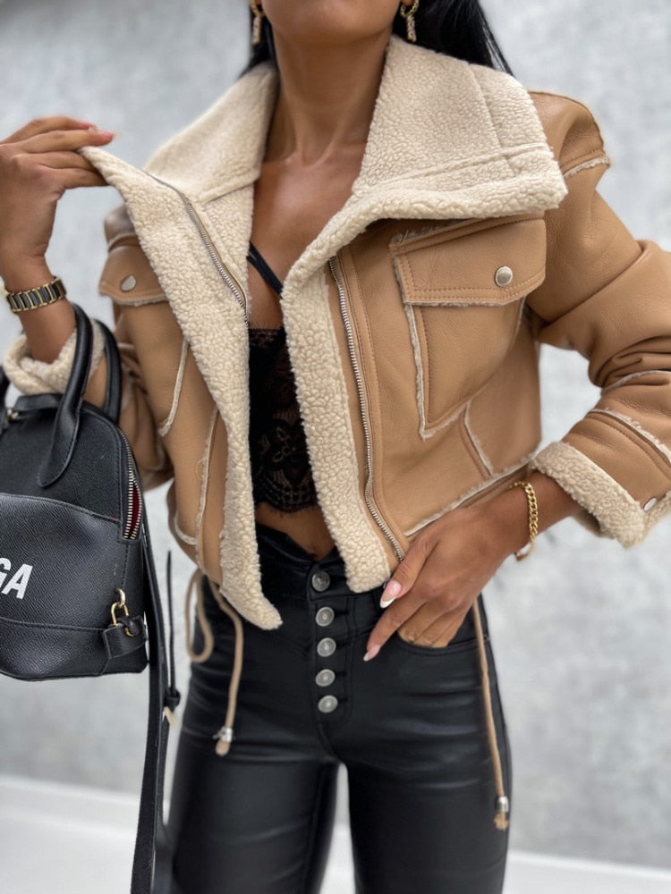 Comfortabele dames winterjas met warme voering, ideaal voor winterse omstandigheden. Casual winterkleding.