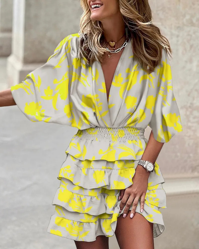 Dames wikkeljurk met elegante bloemenprint en ruches. A-lijn pasvorm, perfect voor herfst mode.
