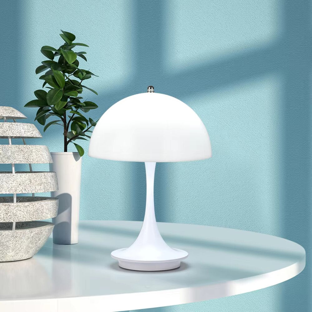 Moderne draadloze LED tafellamp, oplaadbaar voor sfeervolle verlichting.