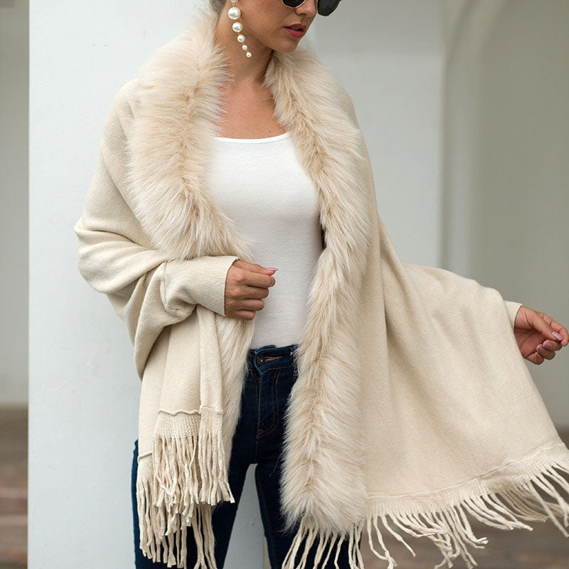 Trendy abrikooskleurige dames sjaal van imitatiebont. Een veelzijdig en warm modeaccessoire voor elke winteroutfit.