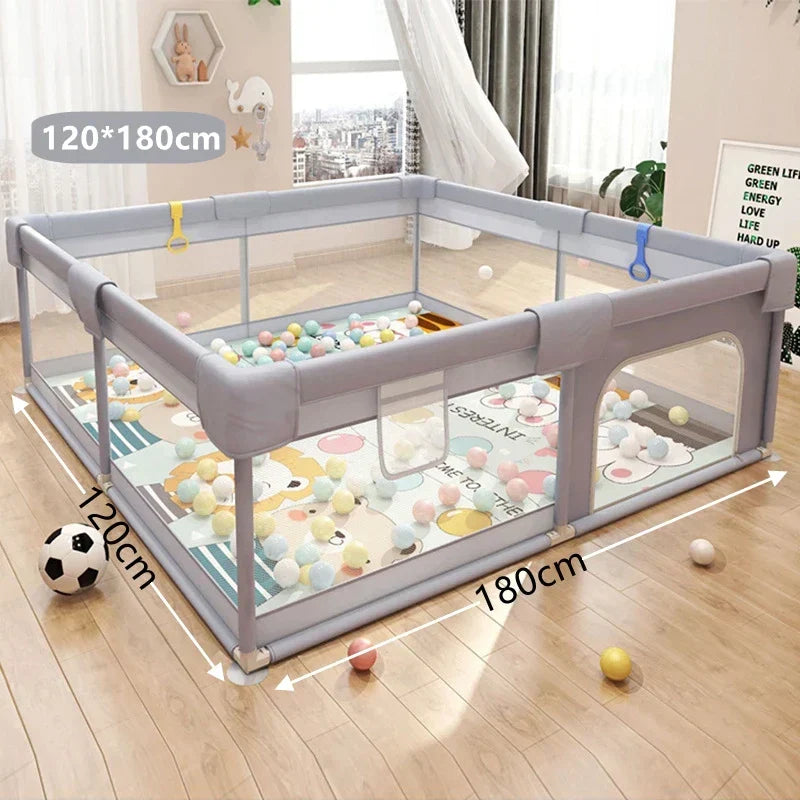Lachende baby speelt veilig in ruime kinderbox. Ouders zien ontwikkeling en speelplezier in veilige speelruimte.