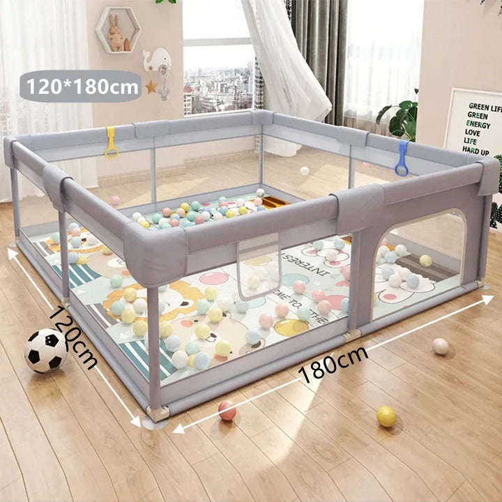 Lachende baby speelt veilig in ruime kinderbox. Ouders zien ontwikkeling en speelplezier in veilige speelruimte.