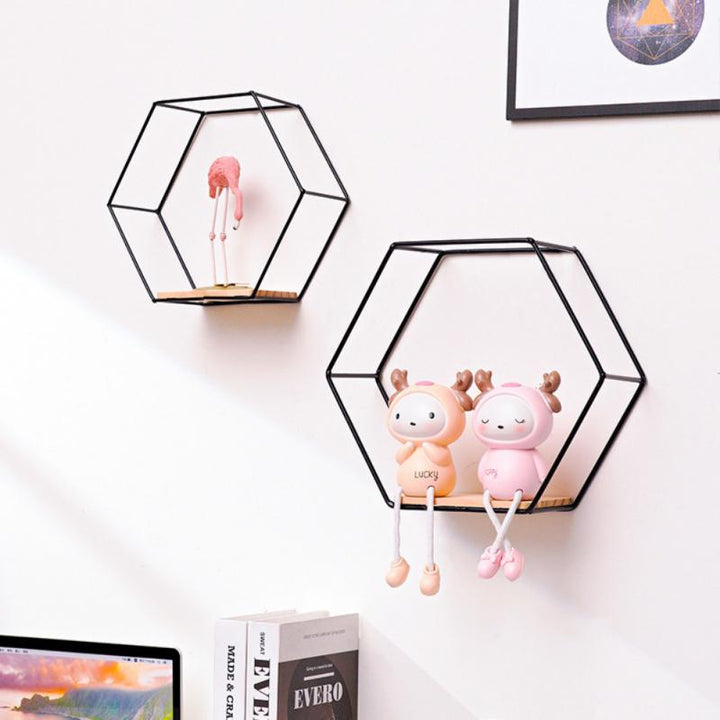 Zeshoekige wandplank voor moderne wanddecoratie en stijlvol opbergen in de woonkamer of hal.
