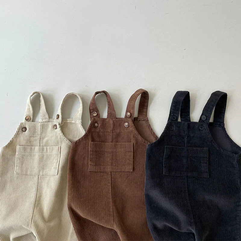 Vrolijk spelend kind in comfortabele katoenmix kinderoverall, ideaal als duurzame speelkleding voor jongens en meisjes.