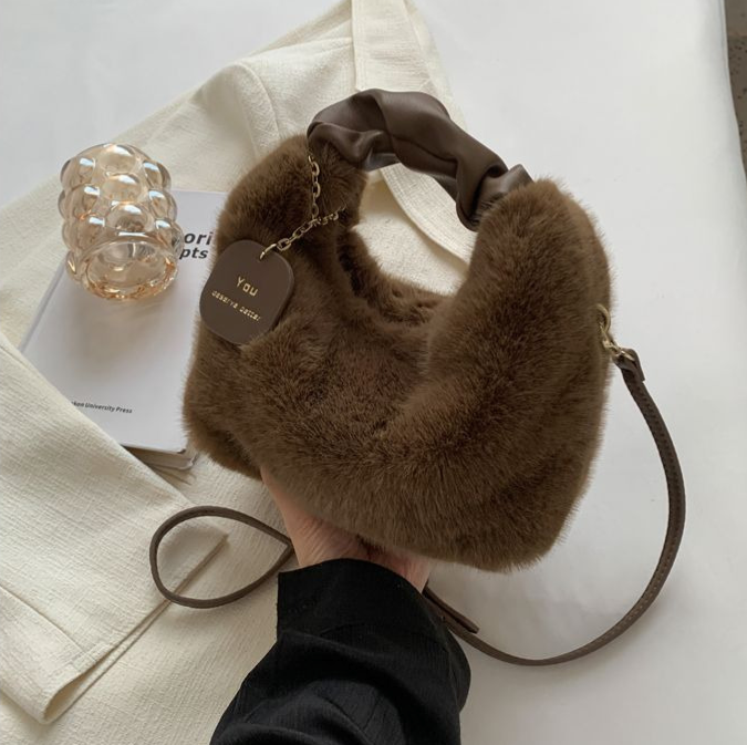 Fluffy schoudertas voor dames, modieus en heerlijk zacht.