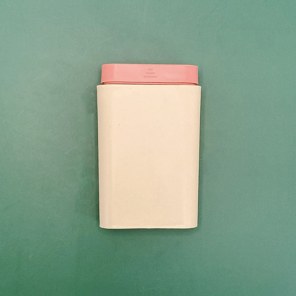 Roze pillendoosje, een slimme en draagbare organizer voor al uw dagelijkse supplementen.