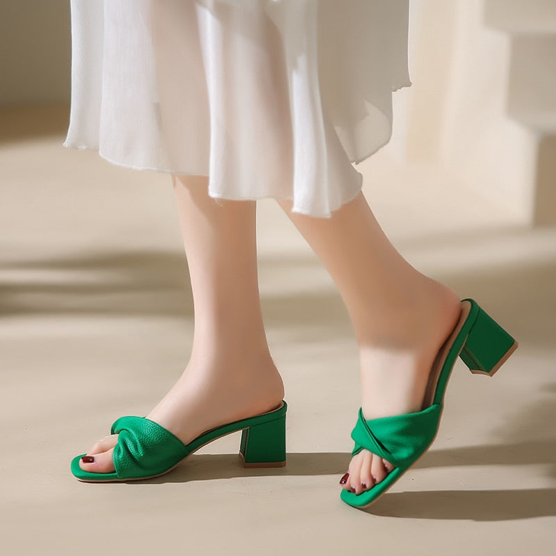 Stijlvolle dameshakken met strik, €27. Comfortabele feestschoenen voor een elegante look.