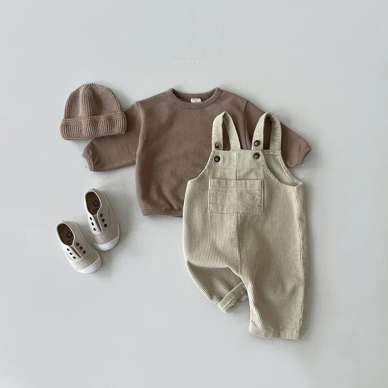 Platliggende trendy kinderoverall van katoenmix, comfortabele en duurzame kinderkleding voor jongens en meisjes. Ideale tuinbroek.