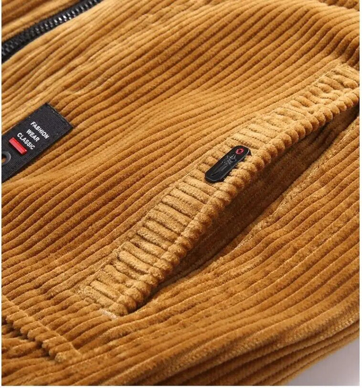Man draagt een modieuze en warme heren corduroy winterjas voor een stijlvolle look.