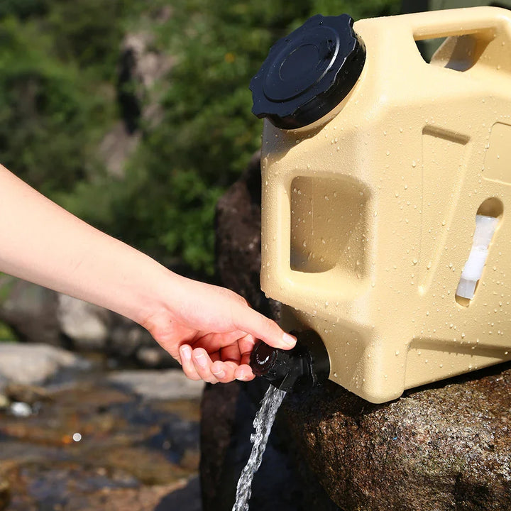 Zwarte en khaki 12L AquaTrek watercontainers, essentieel voor drinkwater bij kamperen en wandelen.