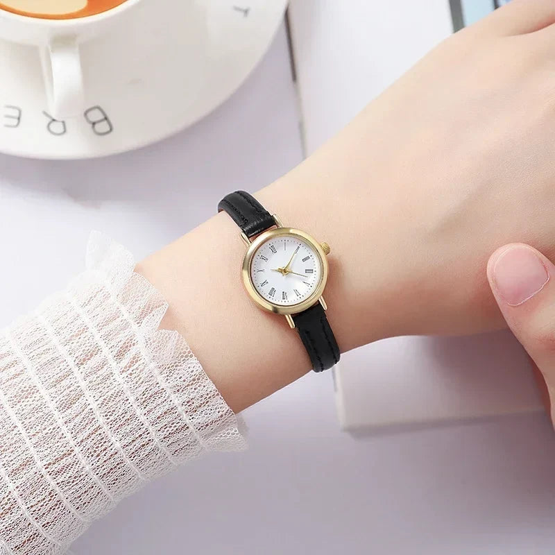 Stijlvol dameshorloge, minimalistisch design met dunne bruine leren band, ideaal cadeau.