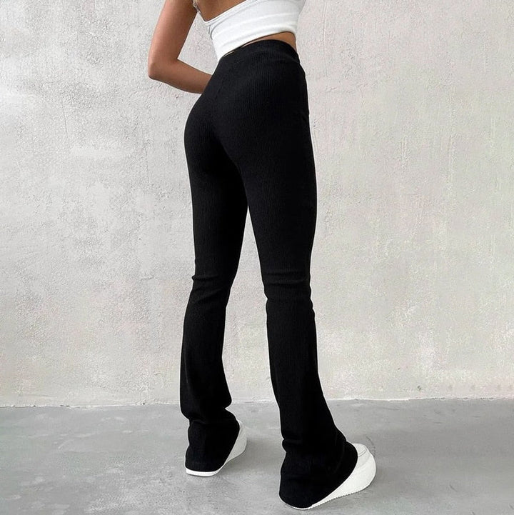 Comfortabele en trendy flared broek voor dames. Modieuze uitlopende broek met een hoge taille.