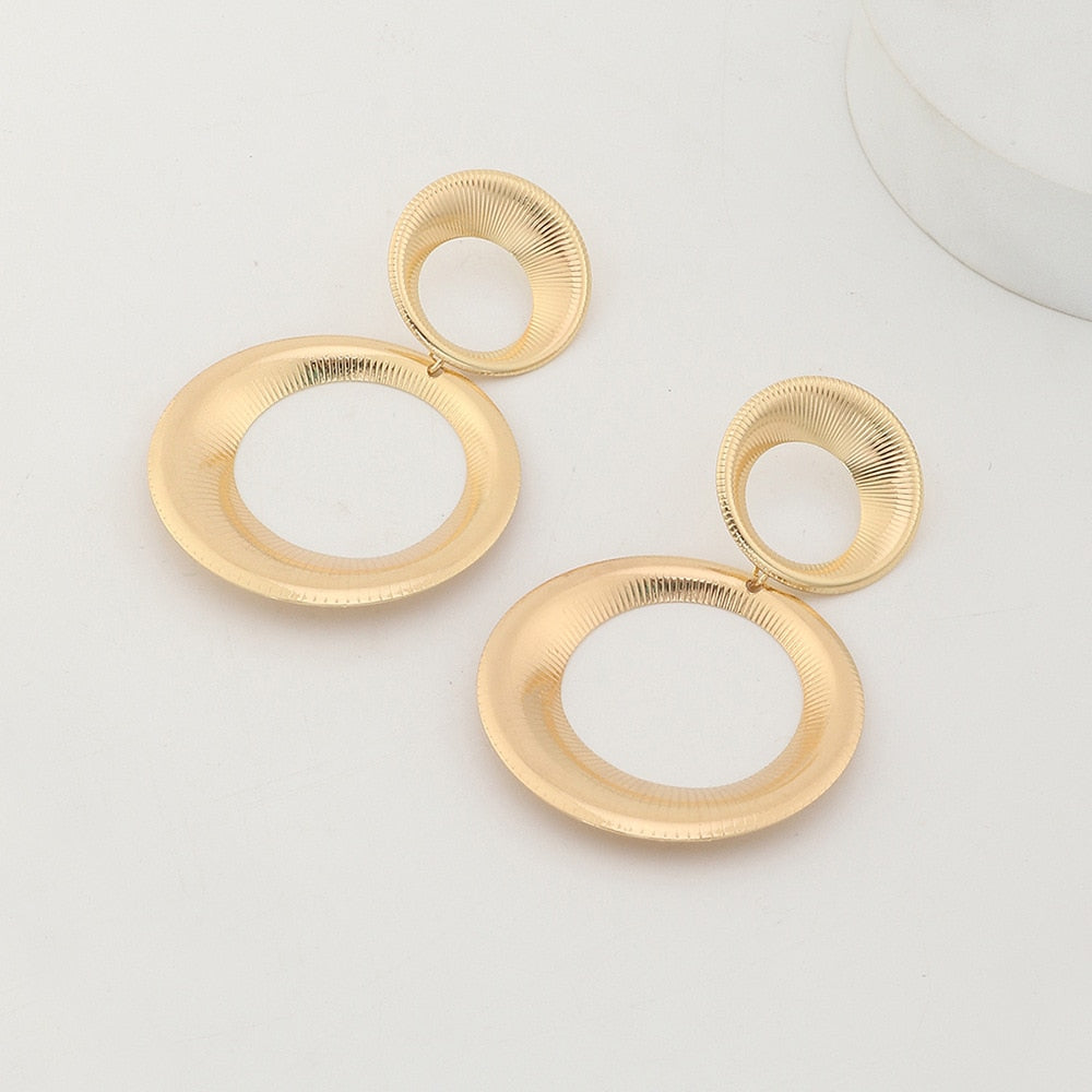 Elegante goudkleurige statement oorbellen met prachtig 3D design. Perfecte trendy accessoires voor dames.