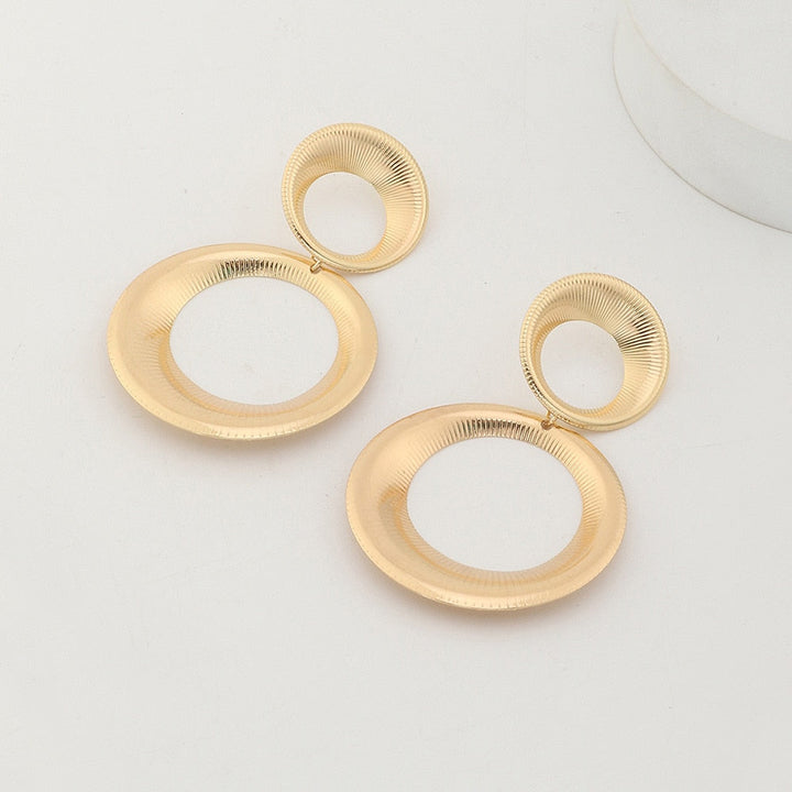 Elegante goudkleurige statement oorbellen met prachtig 3D design. Perfecte trendy accessoires voor dames.
