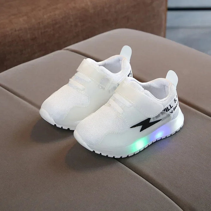 Witte kinder sneakers met kleurrijke LED lichtjes, ideaal voor spelen en veilige kindermode in het donker.