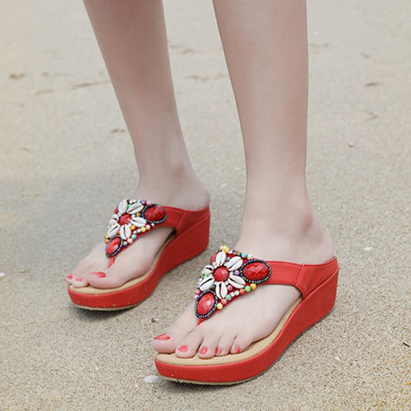 Elegante dames zomer sandalen in modieuze kleur. Trendy schoenen voor elke zomerse gelegenheid, comfortabel.