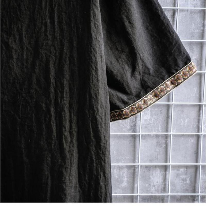 Detailopname van stijlvol heren casual V-hals shirt, zachte stof, perfecte zomerse bovenkleding.