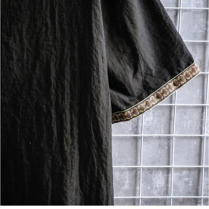 Detailopname van stijlvol heren casual V-hals shirt, zachte stof, perfecte zomerse bovenkleding.