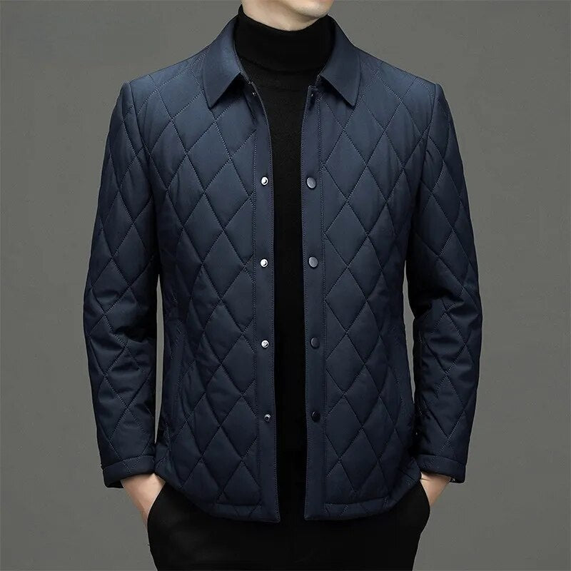 Waterdichte heren monogram jas met subtiele glans, beschermt tegen regen en wind. Ideale bovenkleding voor herfst/winter.