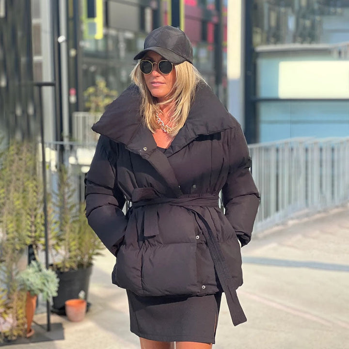 Comfortabele dikke damesjas met verstelbare riem, een essentiële warme winterjas voor vrouwen.
