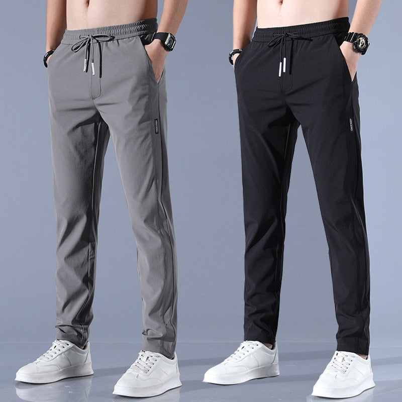 Detailopname van de zachte stretchstof van een comfortabele heren chino broek, voor ultiem draaggemak en stijl.