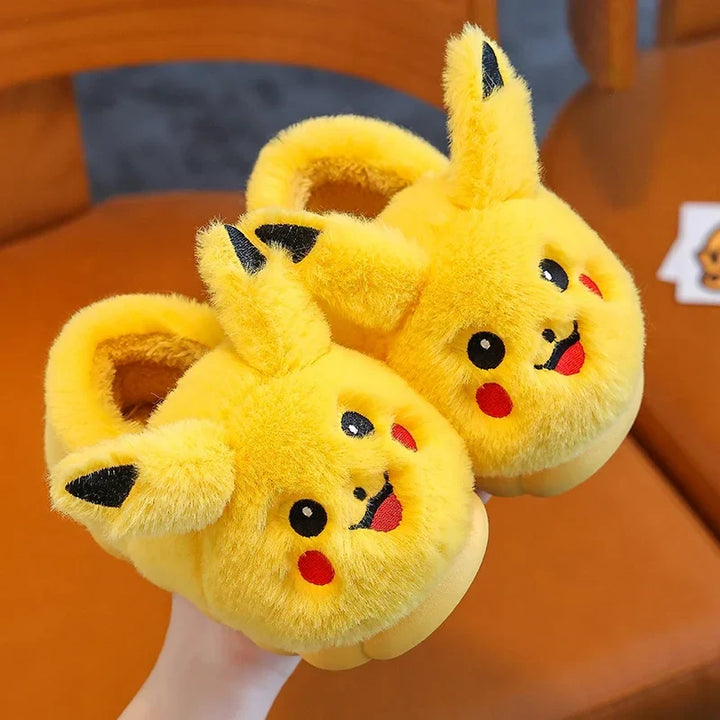 Achteraanzicht van zachte Pickaguu kinderpantoffels, comfortabele en warme sloffen voor speelse kinderen.