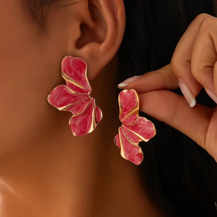 Model draagt trendy dames bloemen oorbellen, accentueert gezicht, stijlvol sieraad voor elke outfit.