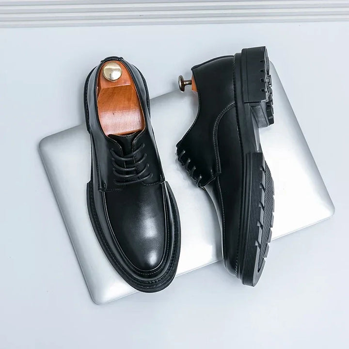 Klassieke zwarte oxford schoenen voor heren, comfortabel en stijlvol voor kantoor of evenementen.