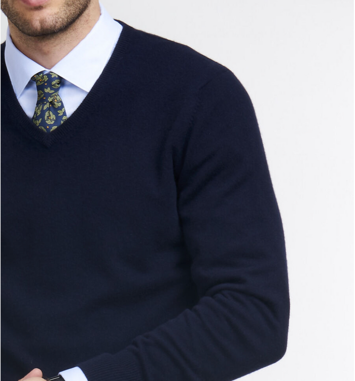 Comfortabele marineblauwe heren trui met ronde hals, ideaal voor een veelzijdige, casual herenlook.