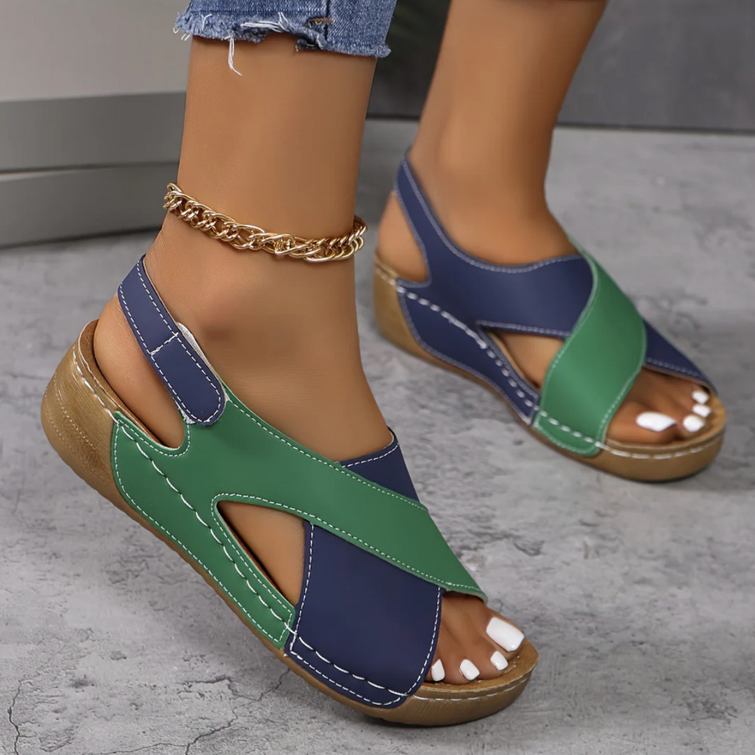 Dames geniet van zomerse wandeling met lichtgewicht, ademende orthopedische sandalen voor optimaal comfort.