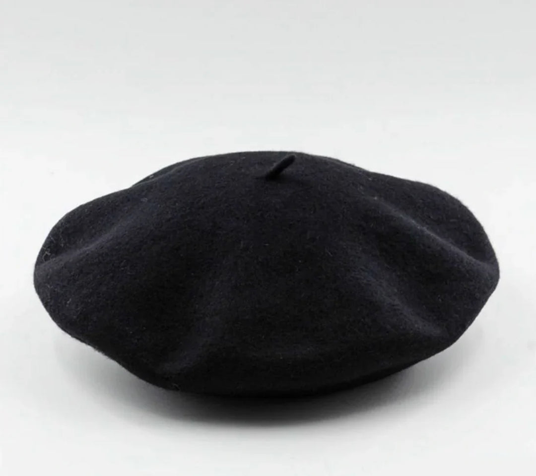 Klassieke wollen baret voor dames. Stijlvol, warm en comfortabel. Ideaal voor koude dagen.