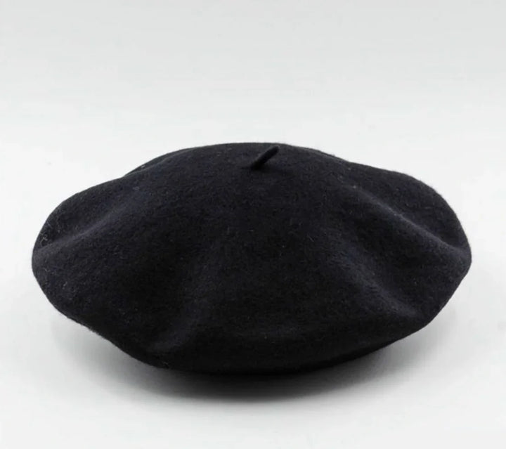 Klassieke wollen baret voor dames. Stijlvol, warm en comfortabel. Ideaal voor koude dagen.