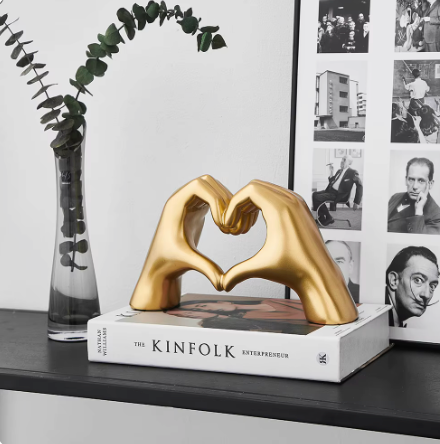 Prachtig houten liefdeshart beeldje voor thuisdecoratie, een symbolische toevoeging aan elk huis.
