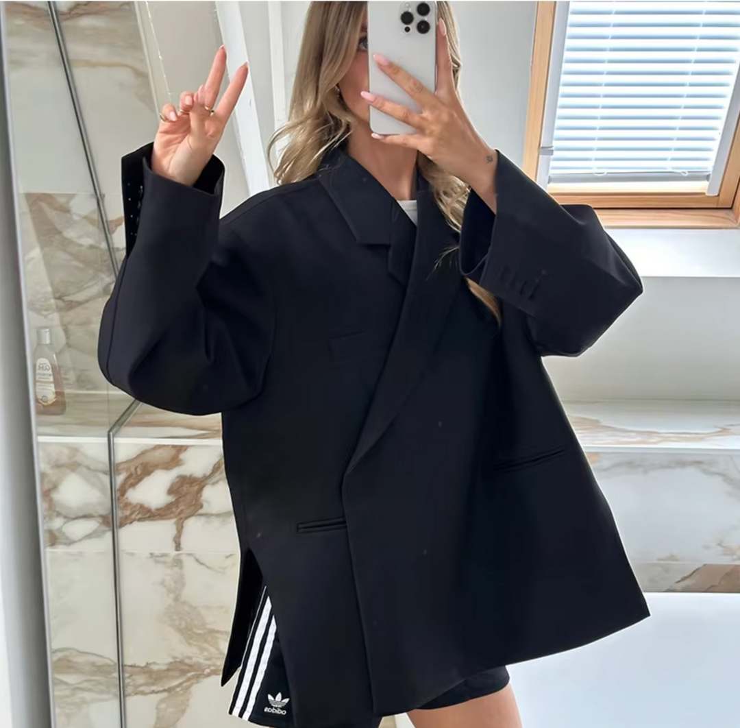 Model draagt casual oversized dames blazer met jeans, perfecte balans tussen stijl en comfort.