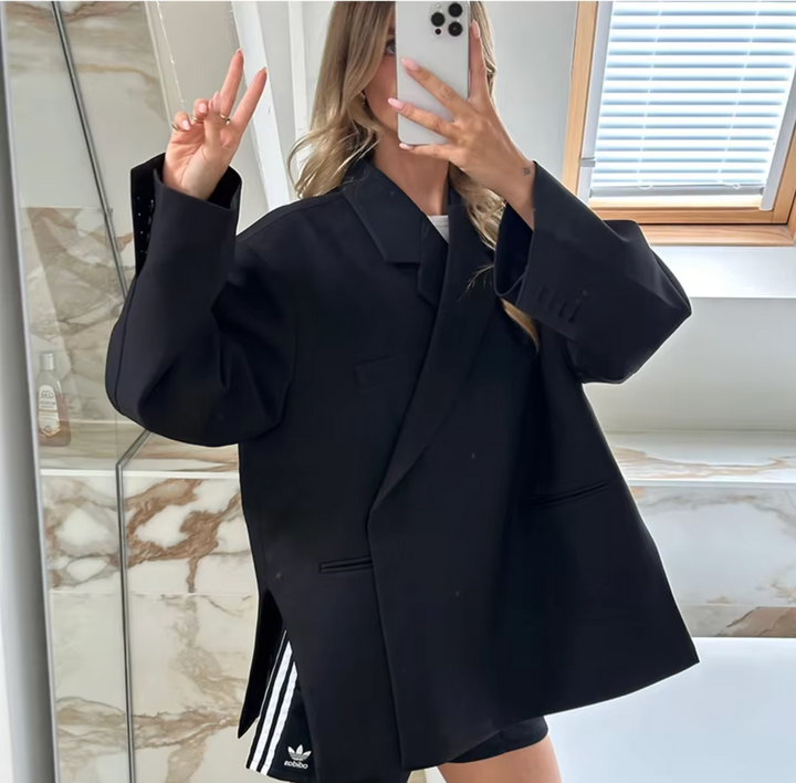 Model draagt casual oversized dames blazer met jeans, perfecte balans tussen stijl en comfort.