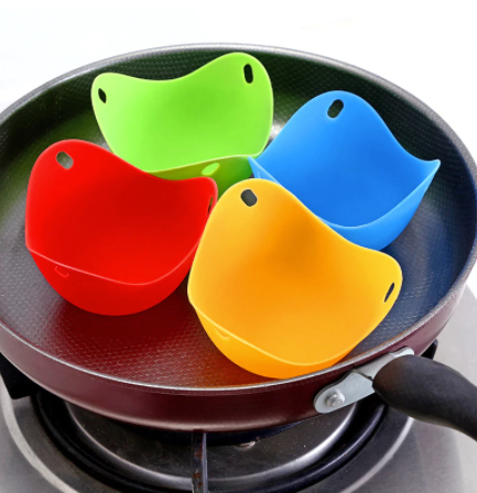 Vier Perfect Egg eierhouders, een complete set voor het gelijktijdig bereiden van gepocheerde eieren.