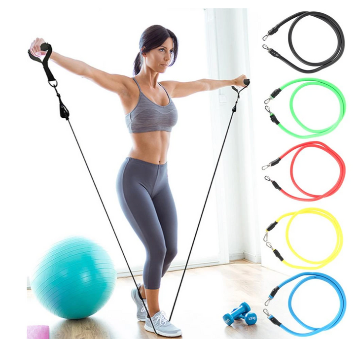Diverse MuscleBands weerstandsbanden met handvatten en enkelbanden voor veelzijdige fitness oefeningen.